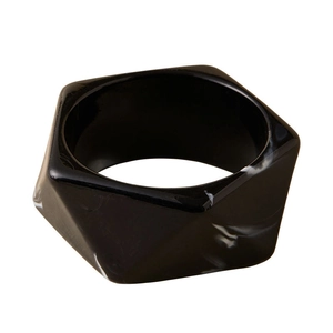 Bracciale rigido esagonale irregolare in resina nera con texture marmo bianco