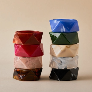 Bracciali geometrici irregolari in resina multicolore con trama marmorizzata e design ampio