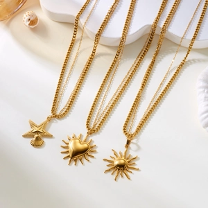 Set de collares bohemios dorados con colgantes de estrella de mar, sol y corazón en blanco