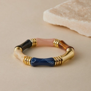 Bracciale in acrilico stile bambù con segmenti colorati in resina e inserti dorati