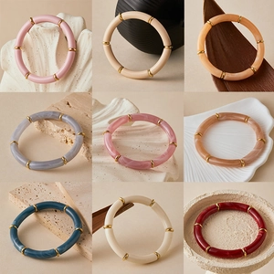 Boheemse elastische buisarmbanden set met marmeren hars en gouden metalen ringen