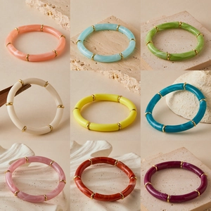 Kleurrijke acryl armband set in bamboe stijl met gouden metalen ringen in negen kleuren