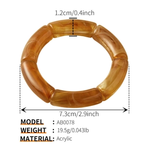 Detail van de amberkleurige acryl armband met afmetingen en gewichtsspecificaties