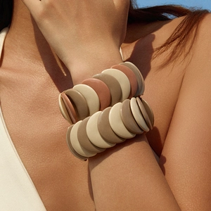 Fashionable geometric acrylic disc stretch bracelet in matte earth tones for women