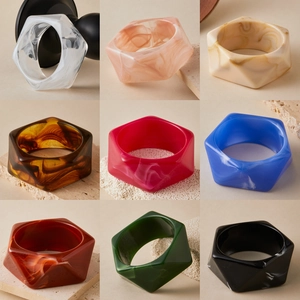 Bracciali esagonali in resina in nove colori assortiti con motivi in marmo e tartarugati