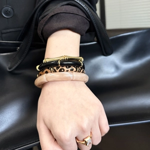 Gelaagde armbandset met luipaardprint, marmeren textuur en gouden metalen armbanden