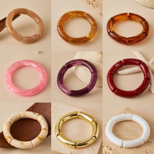 Gelaagde acryl bamboe kralenarmbanden in verschillende kleuren en marmertexturen