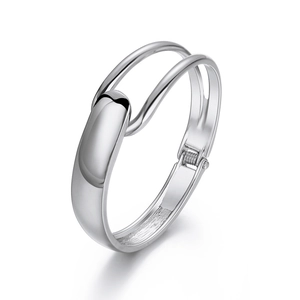 Détail macro du bracelet argenté minimaliste avec mécanisme de fermeture à charnière à ressort