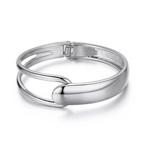 Bracelet manchette en métal argenté poli avec un design incurvé élégant