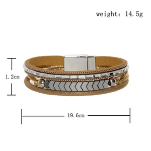 Detailansicht eines mehrlagigen Lederarmbands im Bohemian-Stil mit Maßen 19,6 cm x 1,2 cm