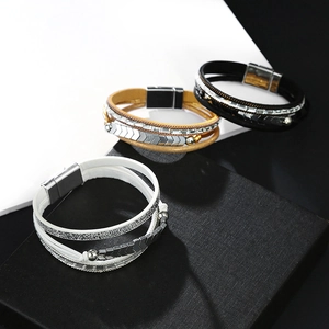 Mehrlagiges Boho-Lederarmband für Damen mit Metallakzenten und praktischem Magnetverschluss