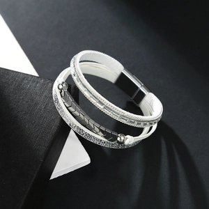 Detailansicht des mehrlagigen Boho-Armbands mit Strasssteinen und Magnetverschluss