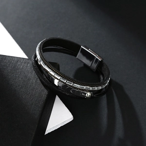Detail eines schwarzen mehrlagigen Boho-Armbands mit Kristallbesatz und Magnetverschluss