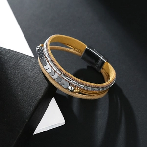 Mehrlagiges Boho-Armband aus gelbem Leder mit silbernen Pfeilakzenten und Magnetverschluss