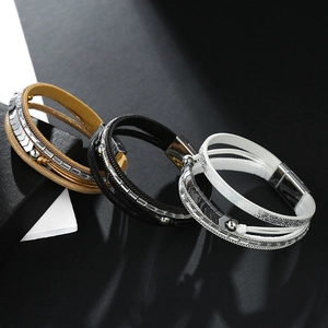 Detail von böhmischen mehrlagigen Webarmbändern mit Metallkette und Magnetverschluss