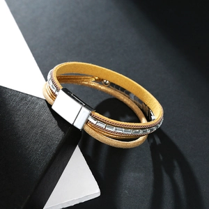 Detailansicht des mehrlagigen Boho-Armbands mit Goldketten und Magnetverschluss