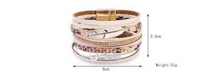 Vue détaillée du bracelet en cuir multicouche avec plume en métal et perles de cristal