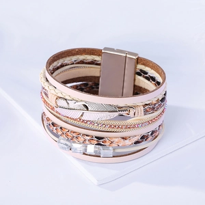 Bracelet multicouche en cuir de style bohème avec strass roses et pendentif plume