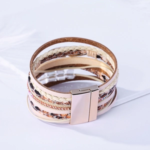 Détail d'un bracelet bohème multicouche avec cuir serpent, cristaux et fermoir aimant