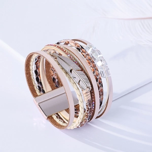 Bracelet bohème multicouche en cuir avec perles de cristal et pendentif plume en métal