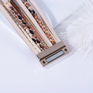 Détail d'un bracelet bohème multicouche en cuir avec imprimé léopard et fermoir magnétique