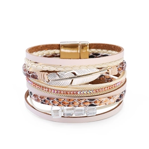 Bracelet bohème multicouche en cuir avec pendentif plume argentée et cristaux roses