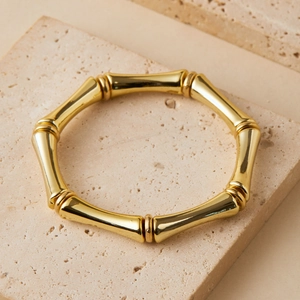 Pulsera de estilo bohemio dorado con diseño de bambú sobre piedra natural beige