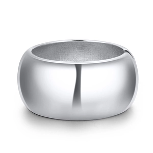 Polished silver wide-band spring ring with mirror finish and inner texture detail