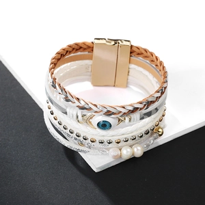 Detalle de pulsera multicapa de cuero bohemio con amuleto ojo turco y cierre imán