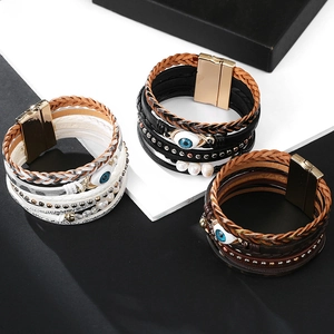 Pulsera de cuero multicapa bohemia con cuentas de ojo de mal de ojo y perlas en tres colores