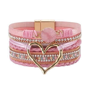 Detail van roze Boheemse meerlaagse armband met hartvormige hanger en kristalaccenten