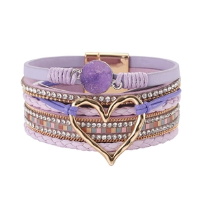 Detail van de paarse meerlaagse wikkelarmband met strass-bandjes en gouden hartbedeltje