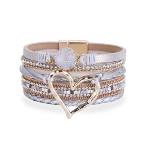 Detail van de boho meerlagige armband met hartbedeltje en paars kristal op leer