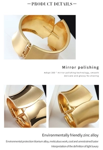 Vue détaillée du polissage miroir à 360 degrés sur ce large bracelet jonc en métal doré