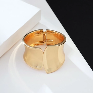 Bracelet jonc large doré minimaliste asymétrique avec finition métallique polie