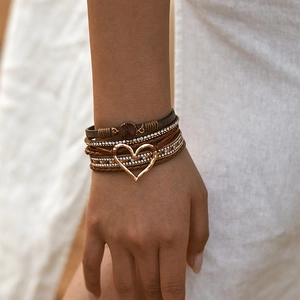 Bohemian meerlaagse lederen armband met een gouden hartvormige hanger en strass