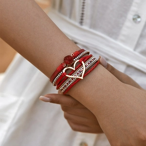 Meerlagige rode bohemien wikkelarmband met gouden hart en fonkelende kristallen details