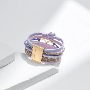 Details des böhmischen mehrlagigen lila Lederarmbands mit Kristallen und Magnetverschluss