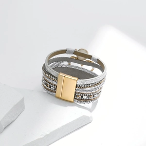 Böhmisches Mehrschicht-Wickelarmband mit silbernen Lederbändern und funkelnden Strasssteinen