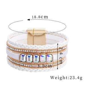 Dettaglio del bracciale bohémien in pelle bianca multistrato con cristalli e chiusura magnetica