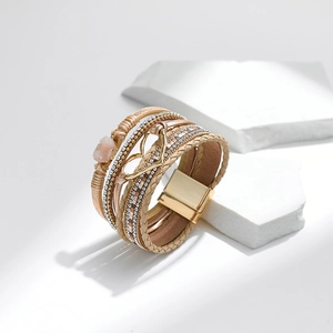 Detail eines mehrlagigen Boho-Armbands mit Herzanhänger und Magnetverschluss