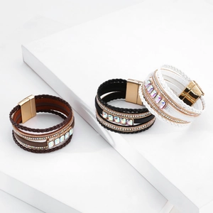 Bracciale bohémien multistrato in pelle con cristalli colorati e chiusura magnetica