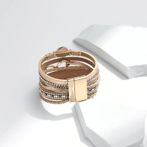 Detail eines böhmischen mehrlagigen Armbands mit rosa Edelstein und Magnetverschluss