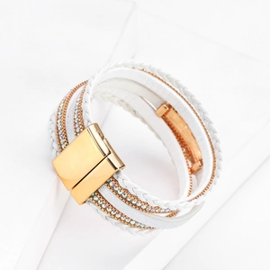 Dettaglio del bracciale bohémien multistrato bianco con fibbia magnetica dorata