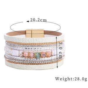 Dettaglio del bracciale bohémien multistrato con pizzo, cristalli e chiusura magnetica