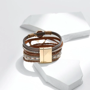Details des Lederarmbands im Lagenlook mit Strasssteinen und goldenem Magnetverschluss