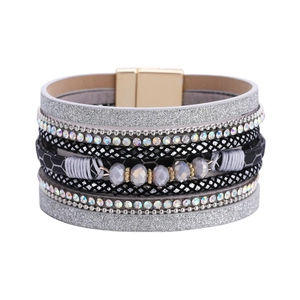 Bracciale multistrato bohémien con cristalli, pelle glitterata e chiusura magnetica oro