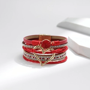 Detailansicht eines roten mehrlagigen Boho-Armbands mit goldenem Herz und Druzy-Stein