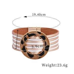 Dettaglio del bracciale multistrato in pelle con fibbia leopardata e chiusura magnetica