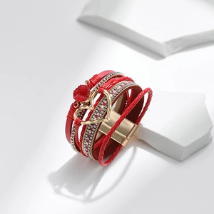 Details eines roten mehrlagigen Boho-Armbands mit Herzanhänger und Magnetverschluss